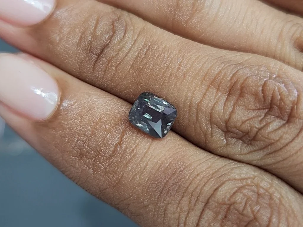 Alexandrite color change cushion cut 2.02 carats, Sri Lanka 2