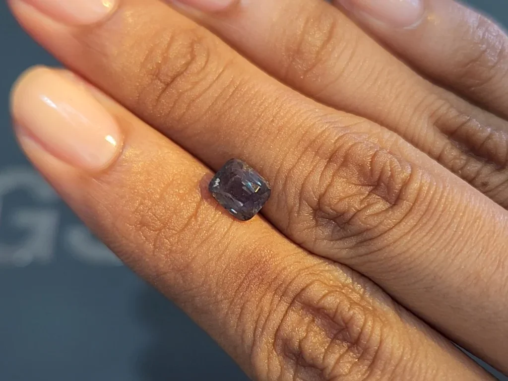 Alexandrite color change cushion cut 2.02 carats, Sri Lanka 3