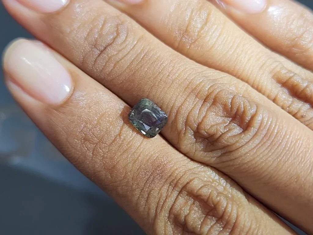 Alexandrite color change cushion cut 2.02 carats, Sri Lanka 4