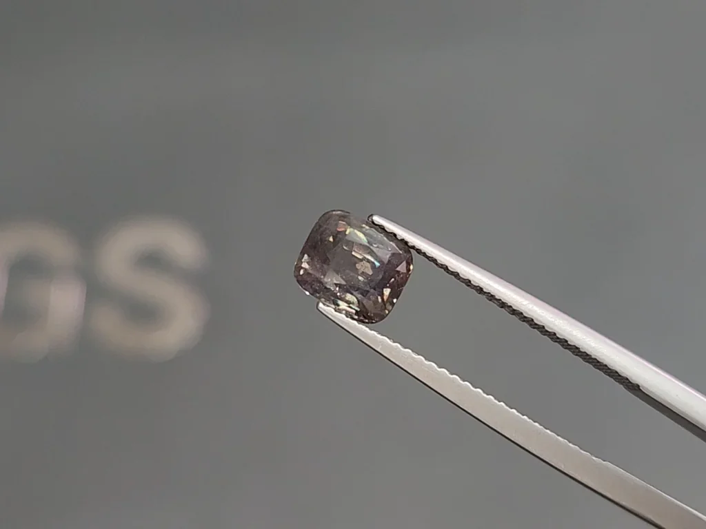 Alexandrite color change cushion cut 2.02 carats, Sri Lanka 5