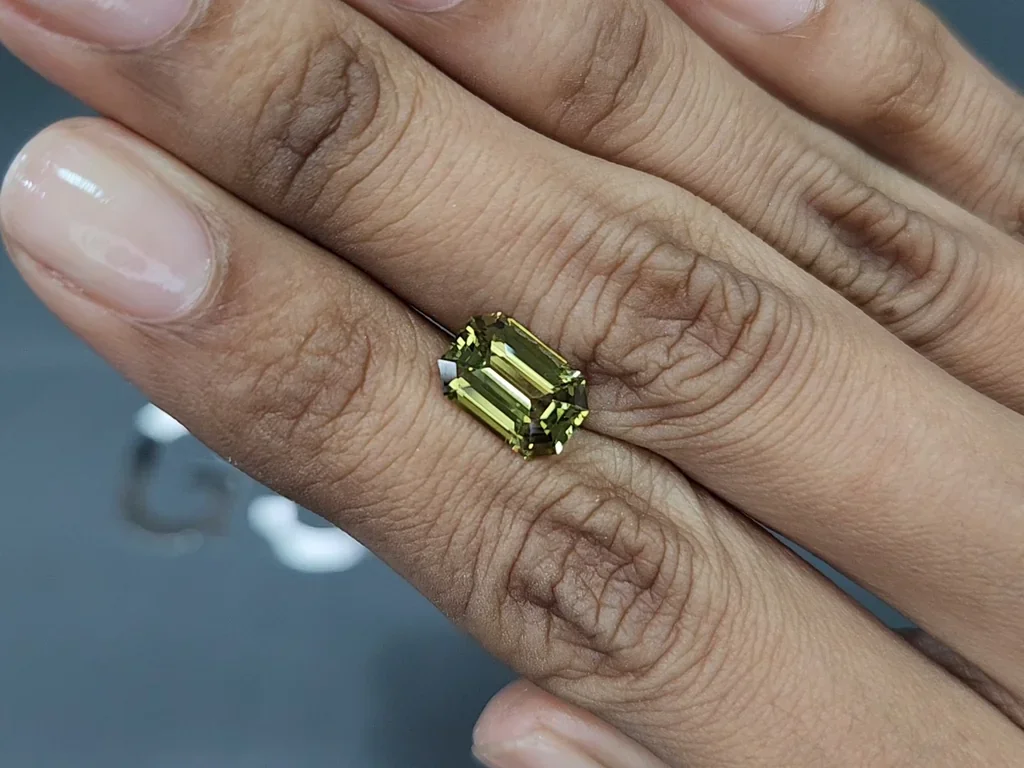 Alexandrite color change octagon cut 2.90 carats, Sri Lanka 2
