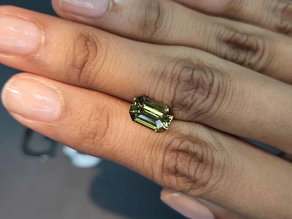 Alexandrite color change octagon cut 2.90 carats, Sri Lanka 3