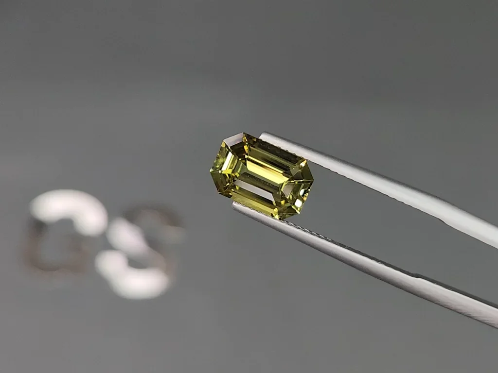 Alexandrite color change octagon cut 2.90 carats, Sri Lanka 4