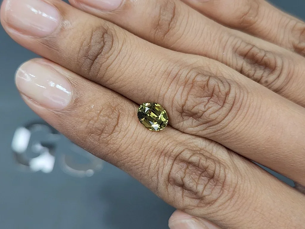 Alexandrite color change oval cut 1.55 carats, Sri Lanka 2