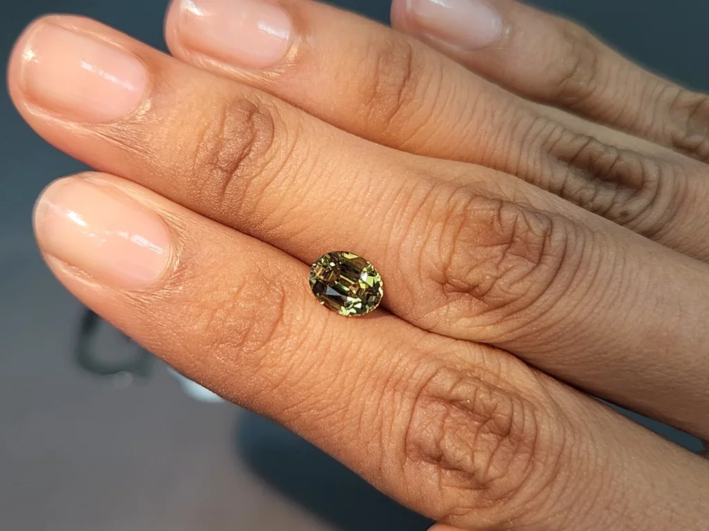 Alexandrite color change oval cut 1.55 carats, Sri Lanka 3