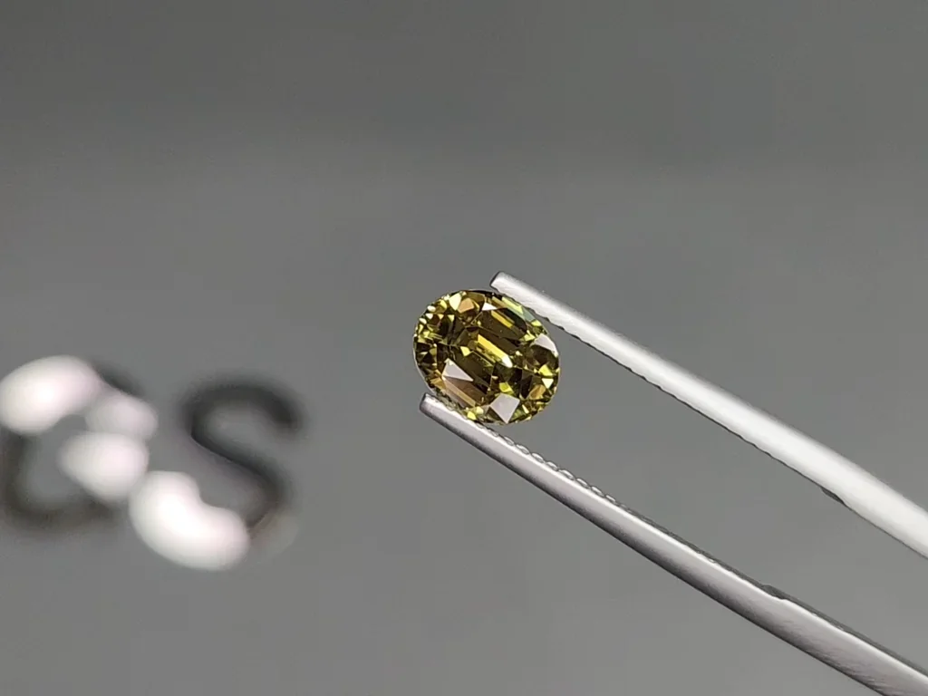 Alexandrite color change oval cut 1.55 carats, Sri Lanka 4