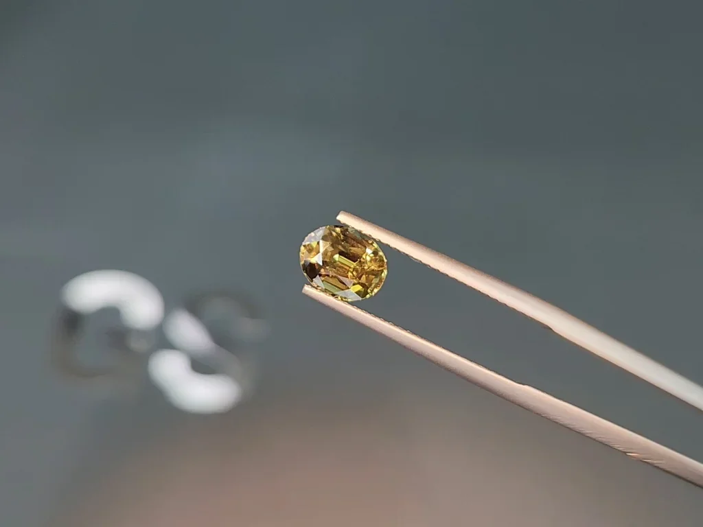 Alexandrite color change oval cut 1.55 carats, Sri Lanka 5