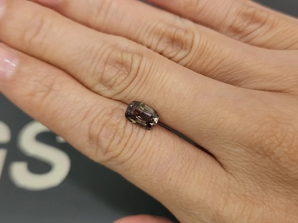 Alexandrite with color change cushion cut 1.80 carats, Tanzania 2