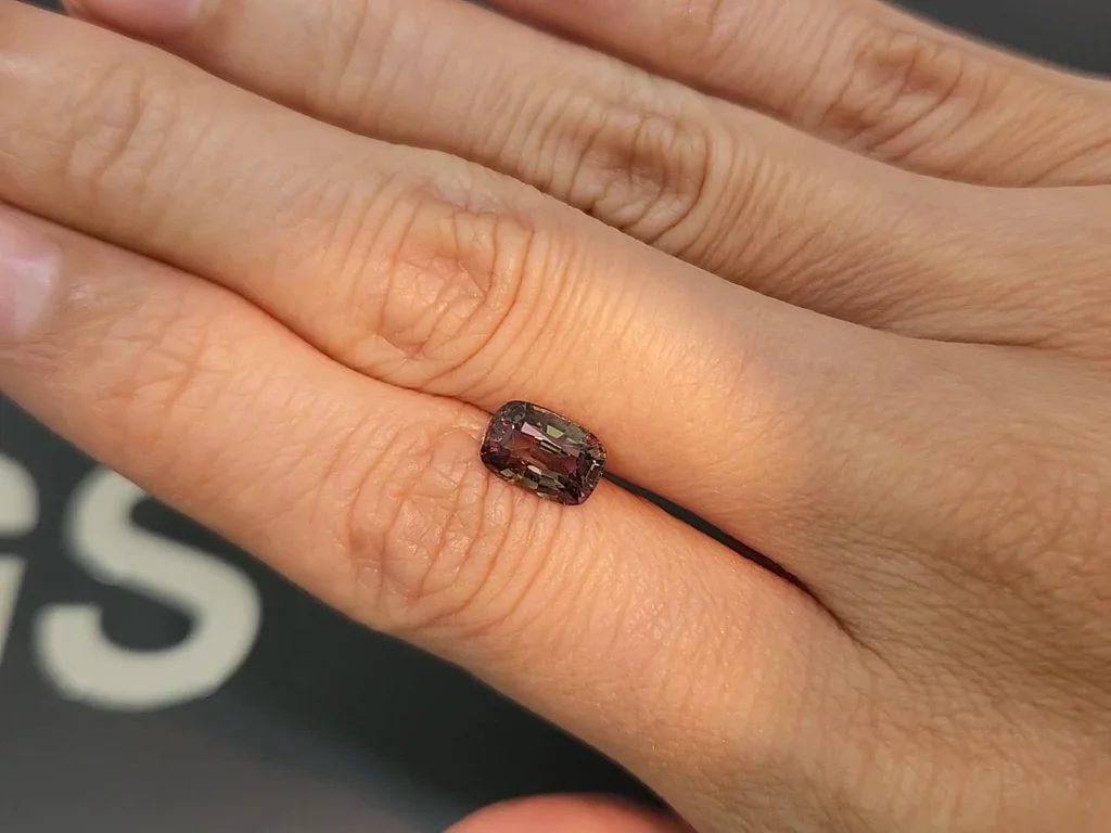 Alexandrite with color change cushion cut 1.80 carats, Tanzania 3