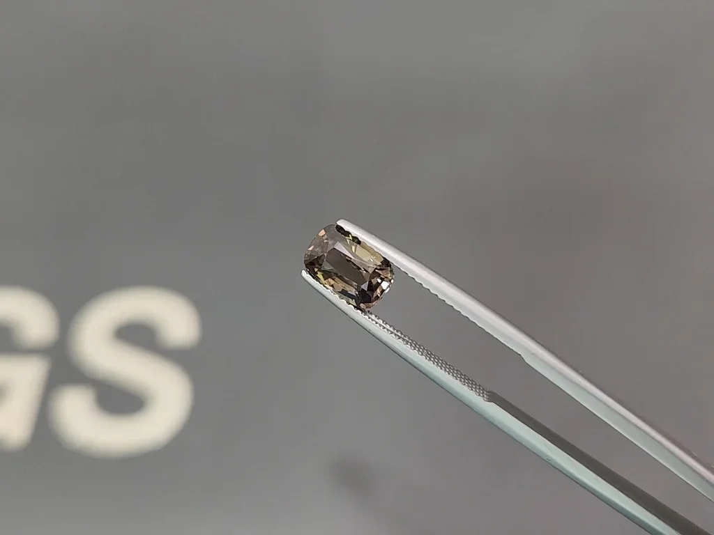 Alexandrite with color change cushion cut 1.80 carats, Tanzania 4