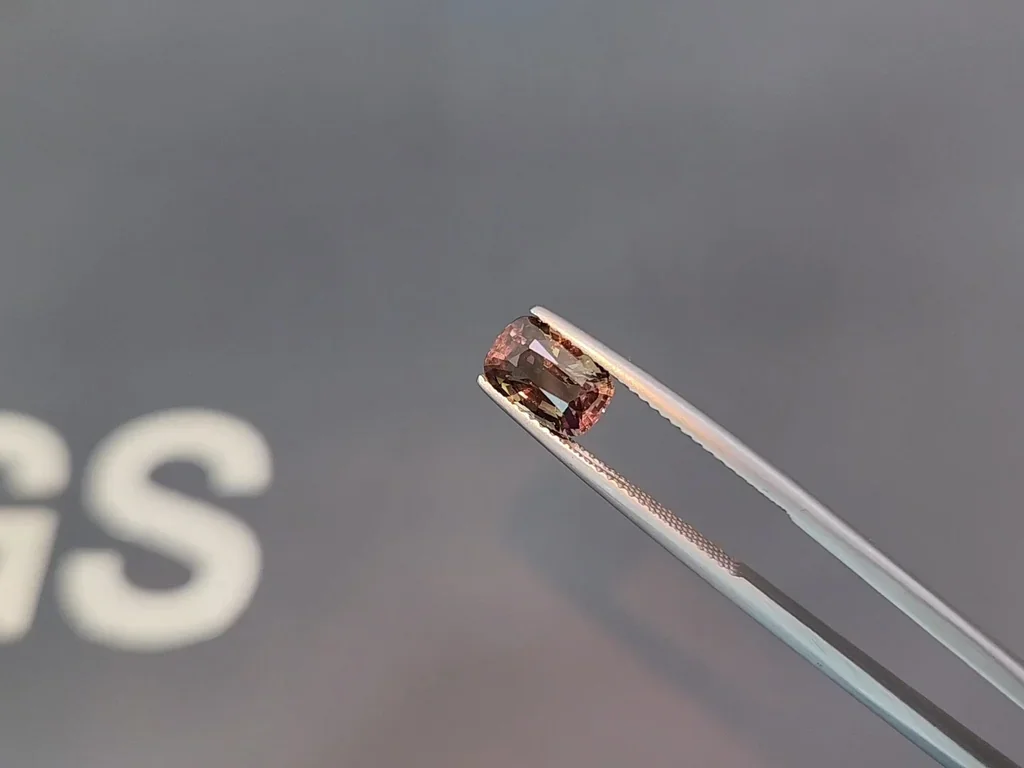 Alexandrite with color change cushion cut 1.80 carats, Tanzania 5