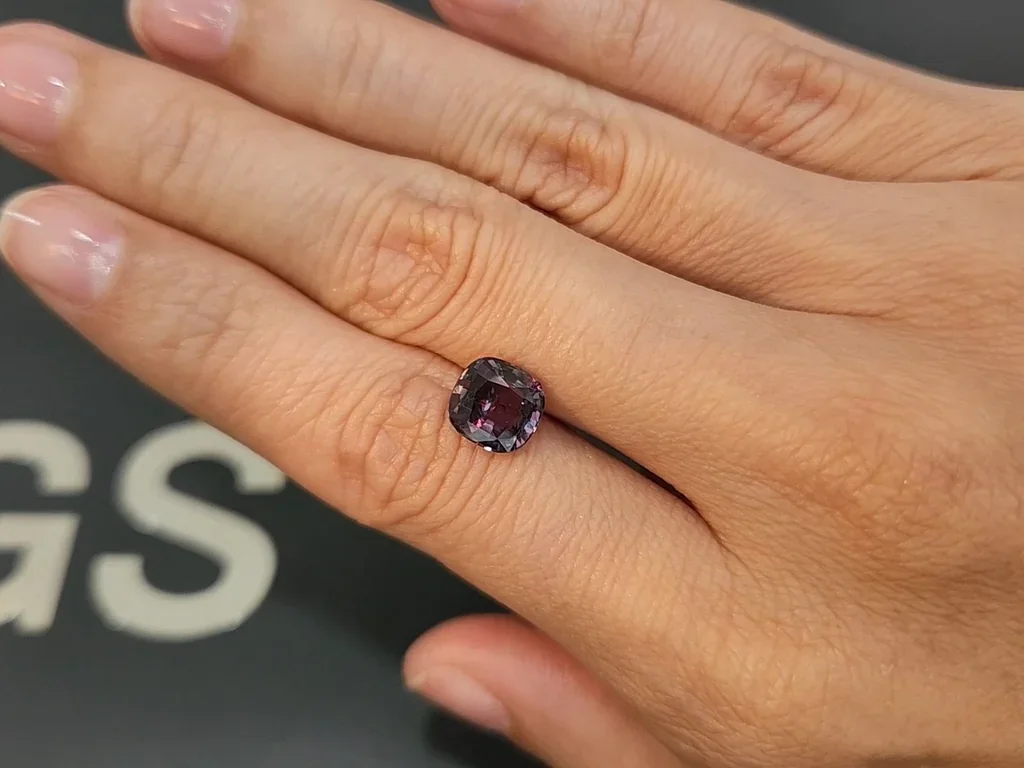 Alexandrite with color change cushion cut 2.54 carats, Tanzania 3