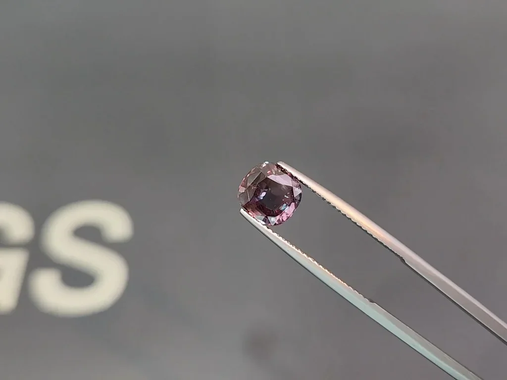 Alexandrite with color change cushion cut 2.54 carats, Tanzania 5