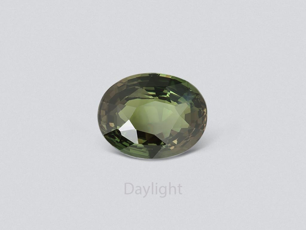 Alexandrite with strong color change effect in oval cut 5.04 ct, Sri Lanka 2