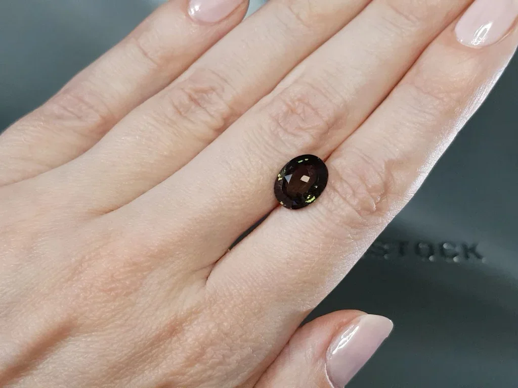 Alexandrite with strong color change effect in oval cut 5.04 ct, Sri Lanka 4