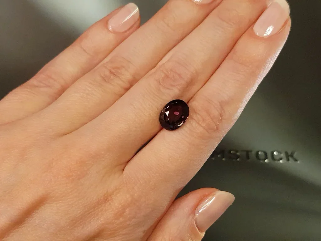 Alexandrite with strong color change effect in oval cut 5.04 ct, Sri Lanka 5