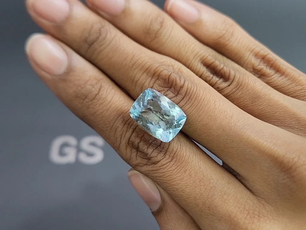 Aquamarine cushion cut 10.24 carats, Madagascar 2