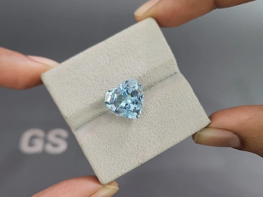 Aquamarine Santa Maria heart shape 6.04 carats, Mozambique 4