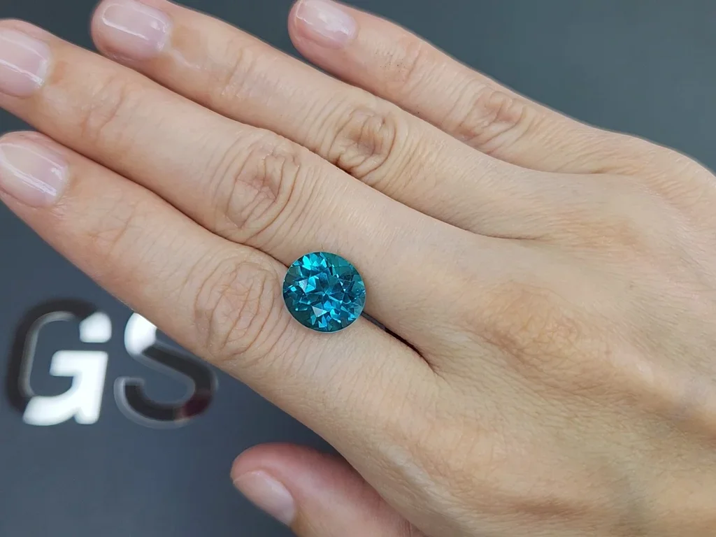 Blue apatite in oval cut 6.42 carats, Brazil 2