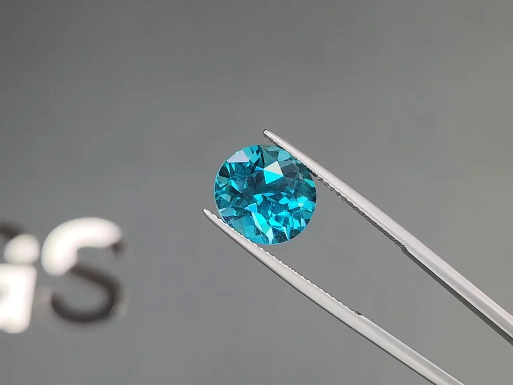 Blue apatite in oval cut 6.42 carats, Brazil 3