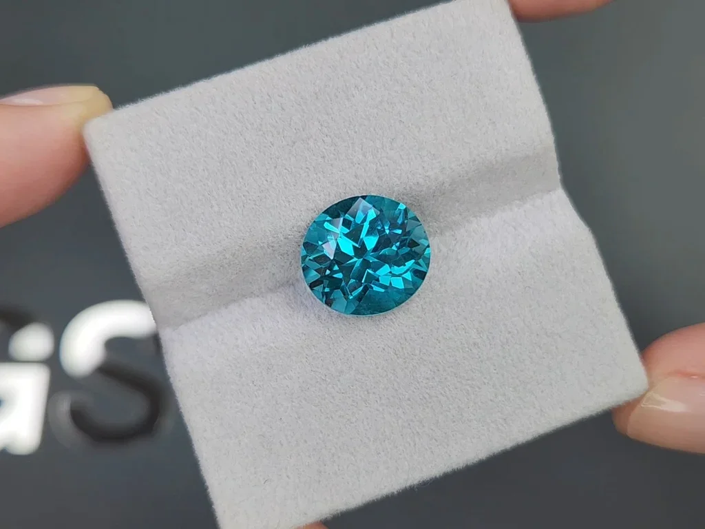 Blue apatite in oval cut 6.42 carats, Brazil 4
