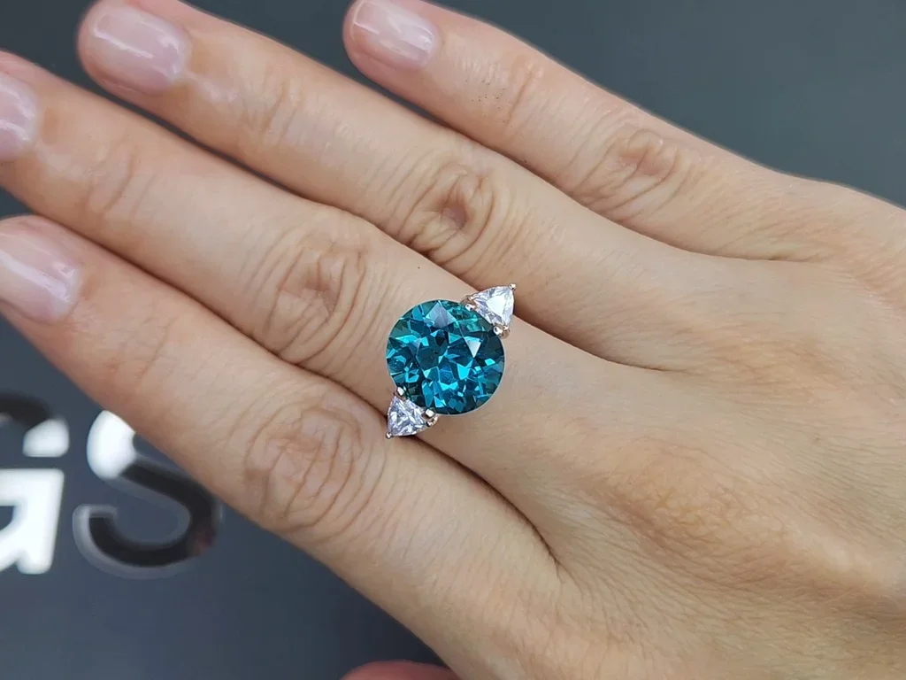 Blue apatite in oval cut 6.42 carats, Brazil 5