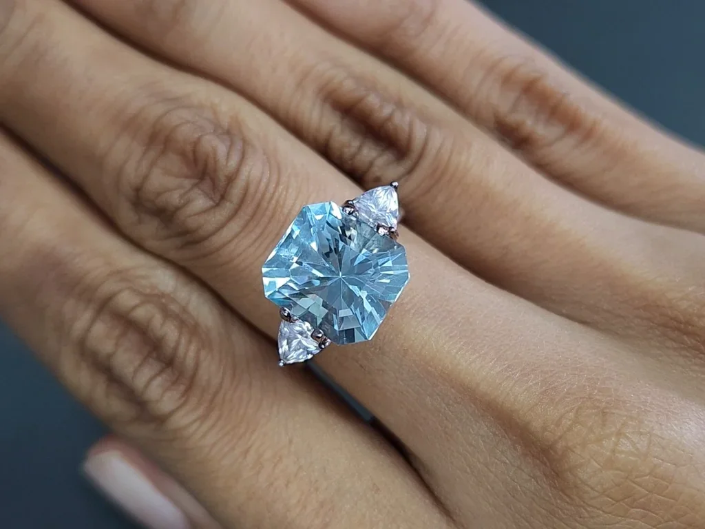 Blue apatite radiant cut 6.95 carats, Brazil 5