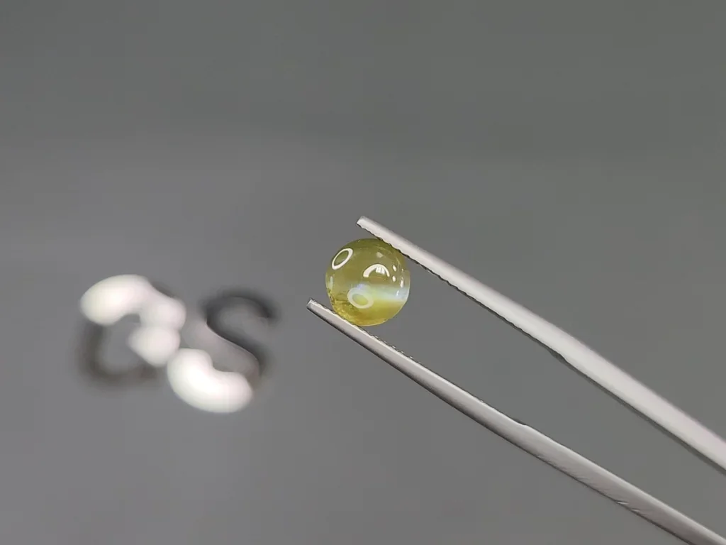 Chrysoberyl Cat Eye cabochon cut 1.68 carats, Sri Lanka 4