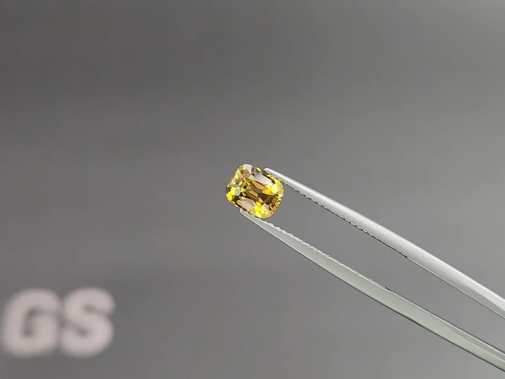 Chrysoberyl cushion cut 1.22 carats, Sri Lanka 3