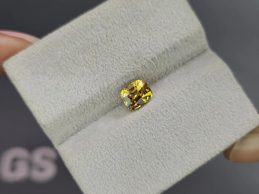 Chrysoberyl cushion cut 1.22 carats, Sri Lanka 4
