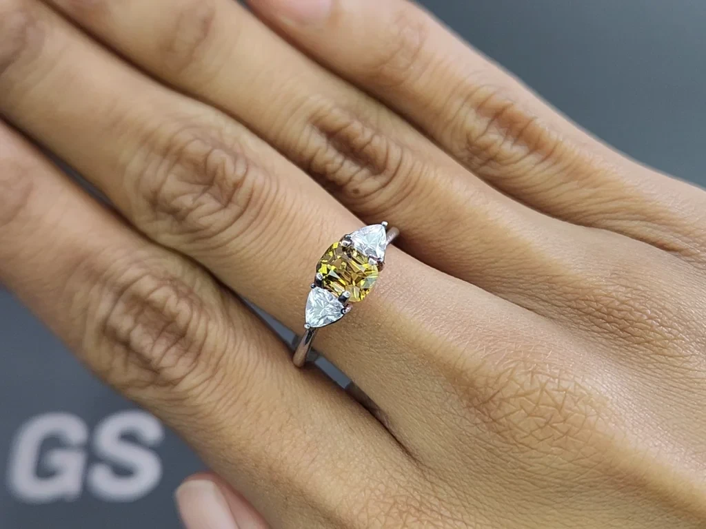 Chrysoberyl cushion cut 1.22 carats, Sri Lanka 5