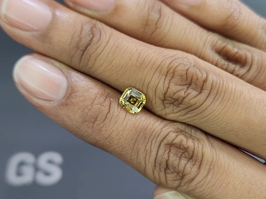 Chrysoberyl cushion cut  1.30 carats, Sri Lanka 2