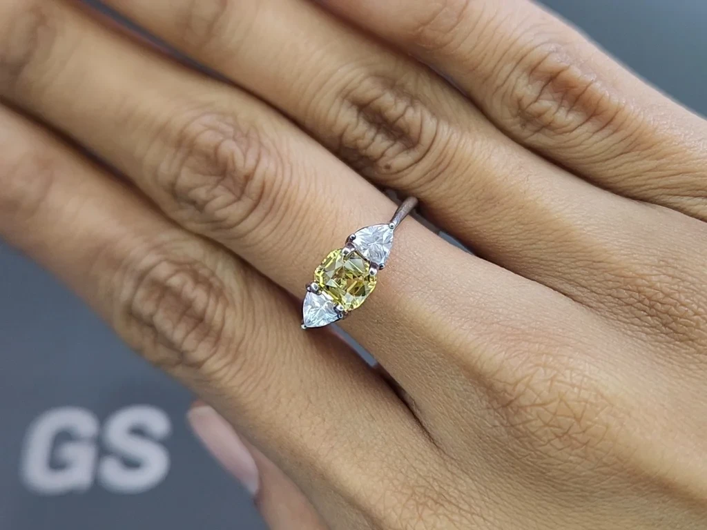 Chrysoberyl cushion cut  1.30 carats, Sri Lanka 5