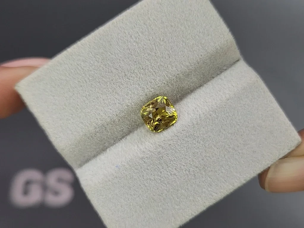 Chrysoberyl cushion cut 1.60 carats, Sri Lanka 4