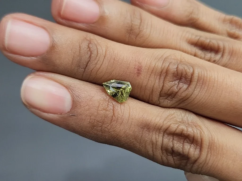 Chrysoberyl fancy cut 1.61 carats, Sri Lanka 2