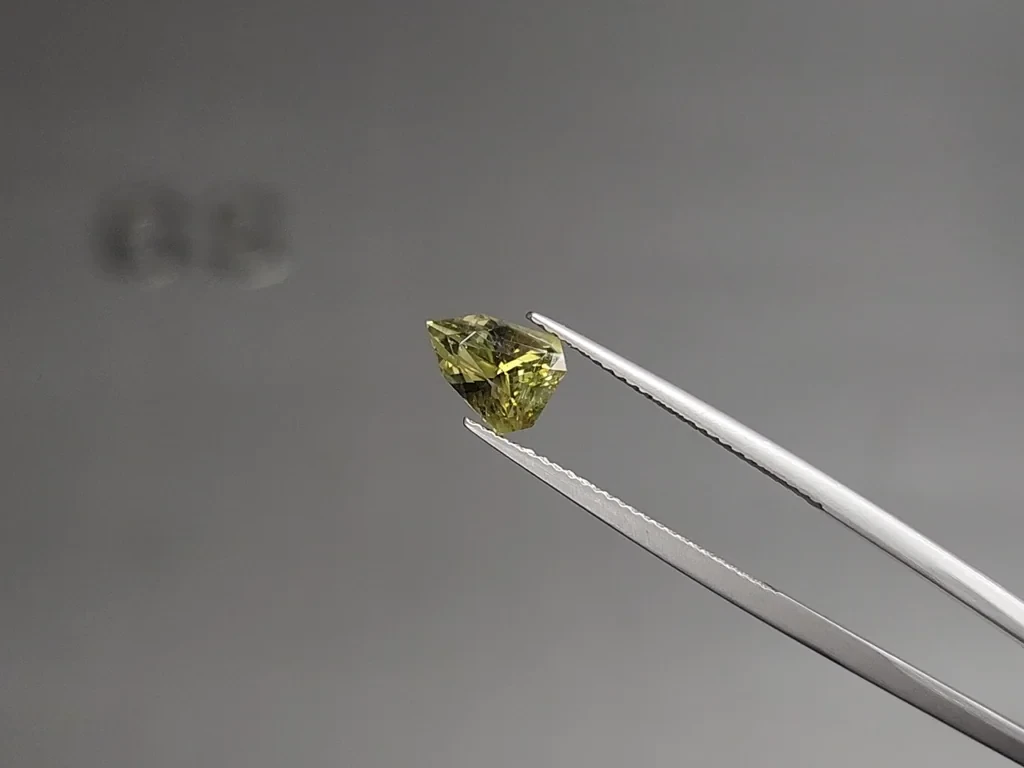 Chrysoberyl fancy cut 1.61 carats, Sri Lanka 3
