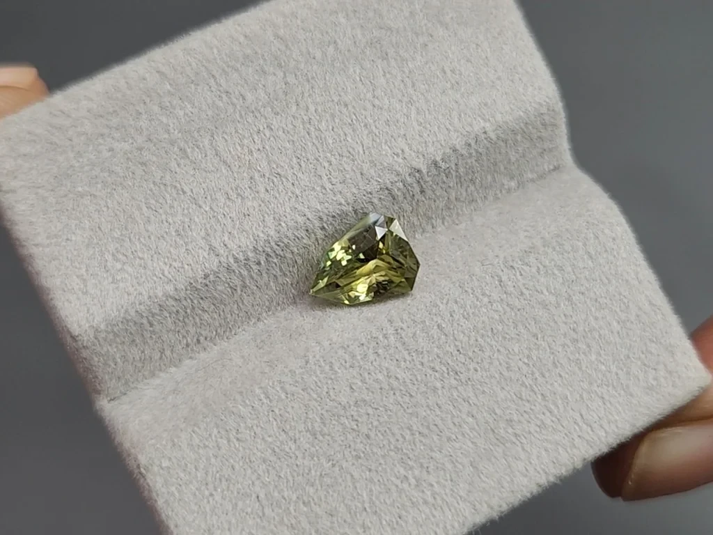 Chrysoberyl fancy cut 1.61 carats, Sri Lanka 4
