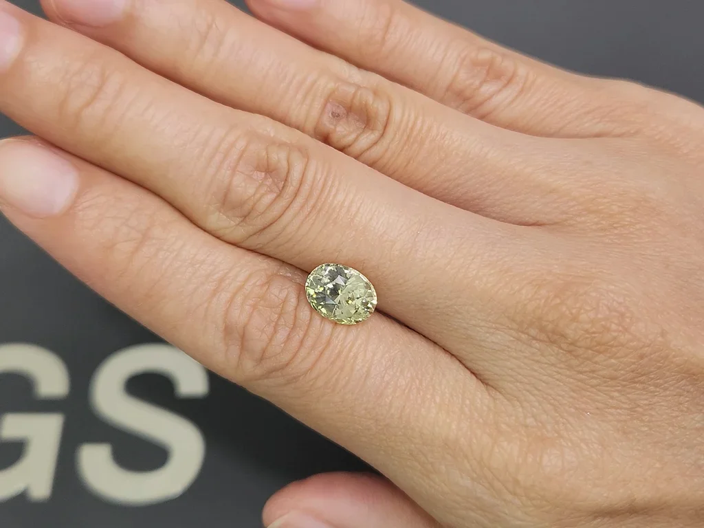 Chrysoberyl in oval cut 2.99 carats, Sri Lanka 2
