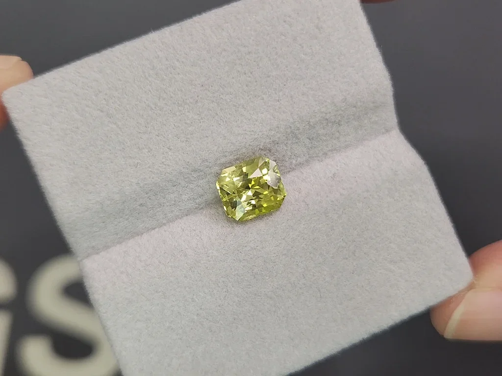 Chrysoberyl in radiant cut 2.22 carats, Sri Lanka 4