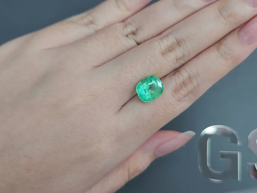 Colombian emerald in cushion cut 4.46 carats 2