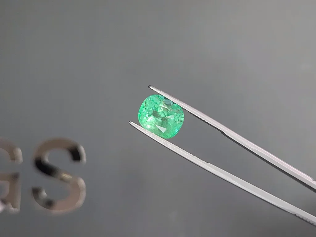 Colombian emerald in cushion cut 4.46 carats 3