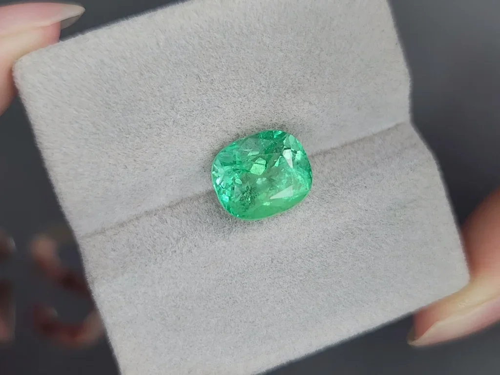 Colombian emerald in cushion cut 4.46 carats 4