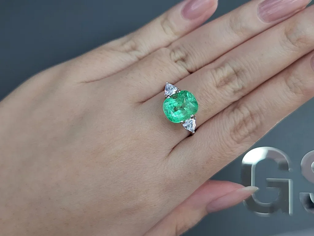 Colombian emerald in cushion cut 4.46 carats 5