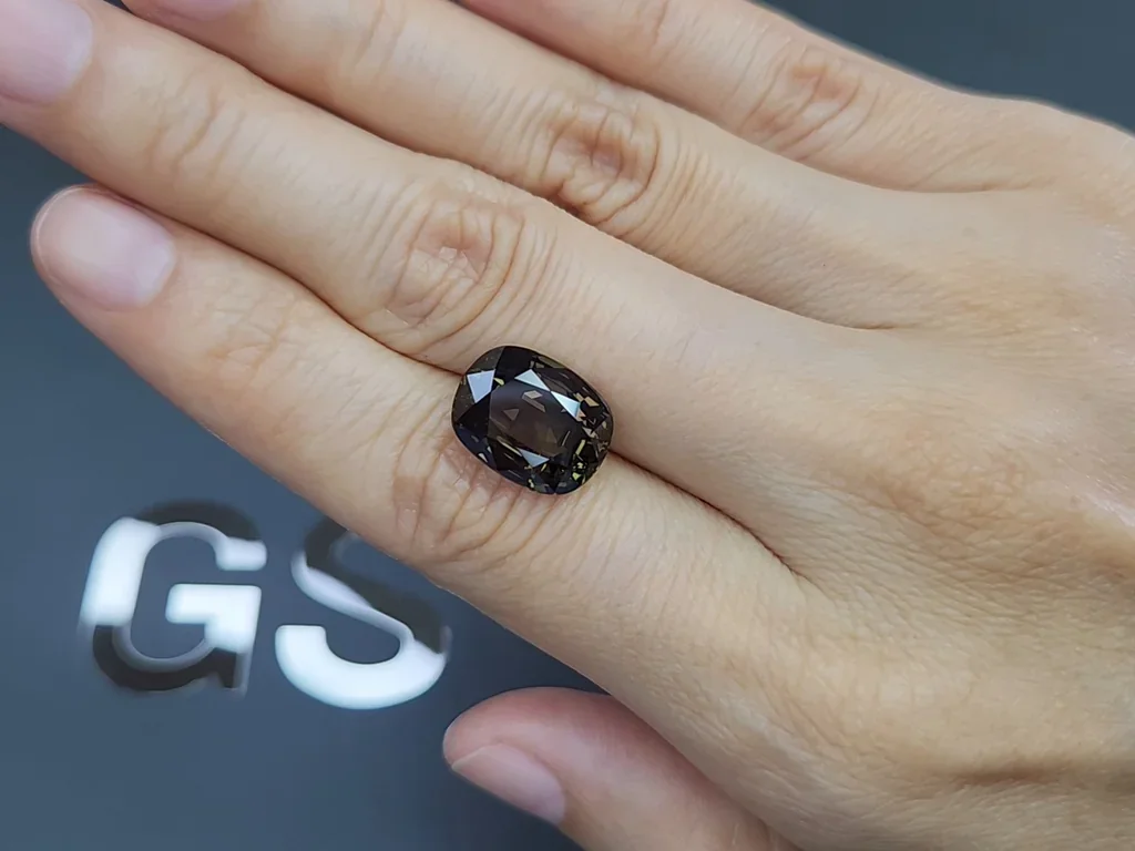 Color change alexandrite in cushion cut 8.07 carats, Sri Lanka 2