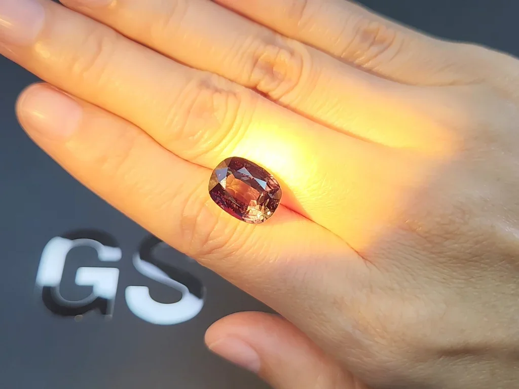 Color change alexandrite in cushion cut 8.07 carats, Sri Lanka 3