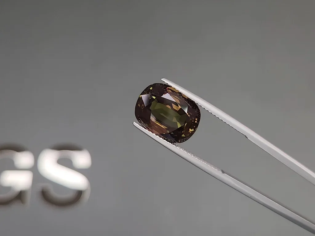 Color change alexandrite in cushion cut 8.07 carats, Sri Lanka 4