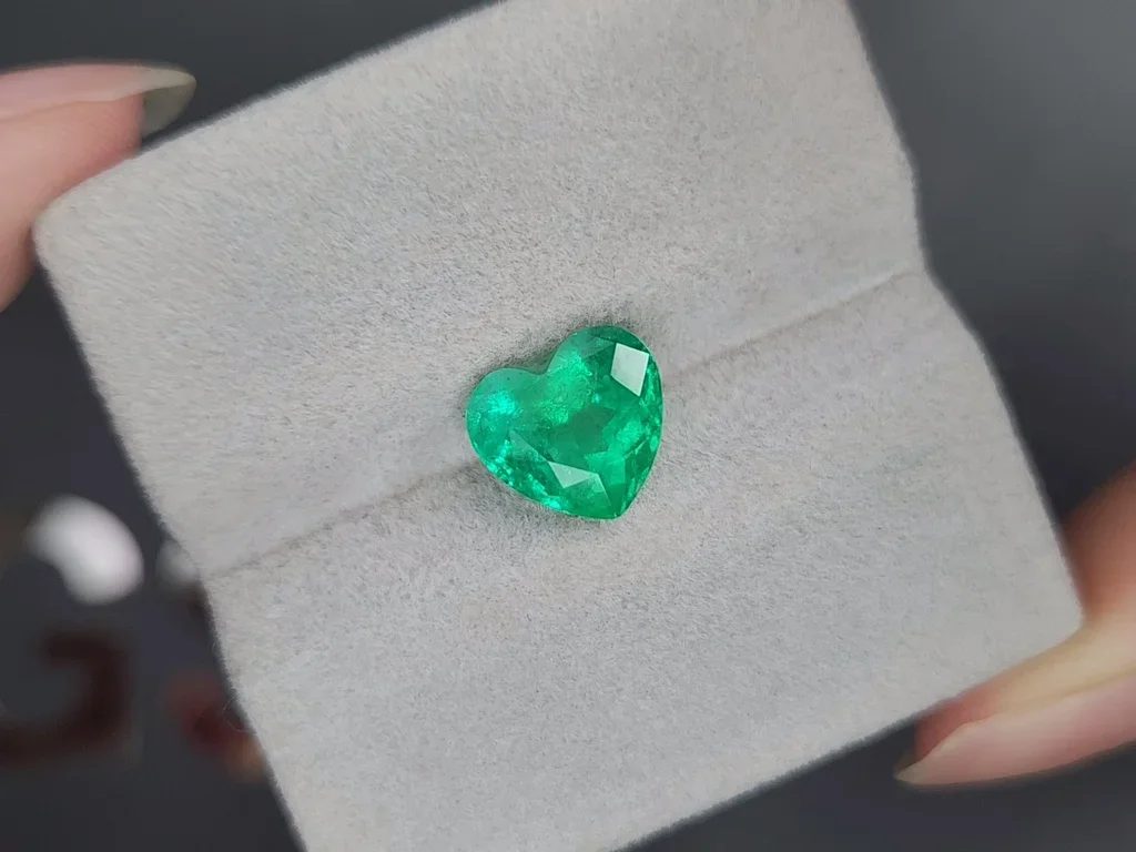 Columbian emerald in heart cut 3.12 carats 4
