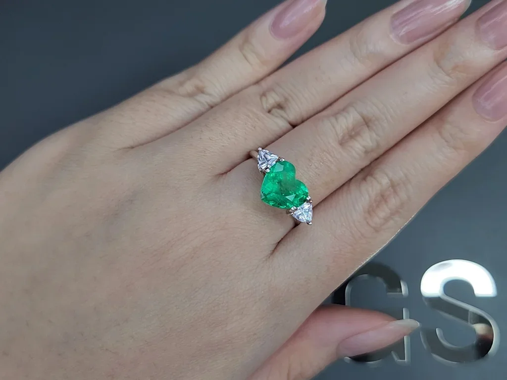 Columbian emerald in heart cut 3.12 carats 5