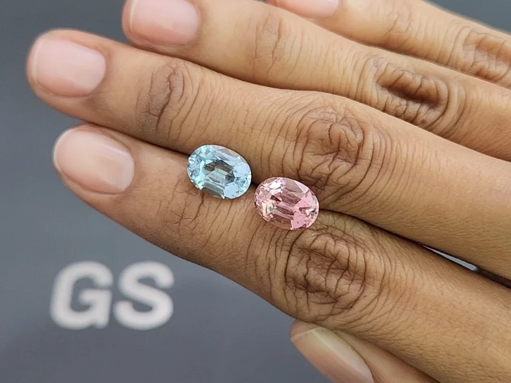 Contrasting pair of aquamarine and tourmaline oval cut 5.47 carats, Mozambique, Nigeria 2