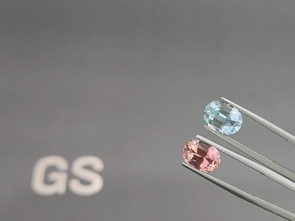 Contrasting pair of aquamarine and tourmaline oval cut 5.47 carats, Mozambique, Nigeria 3